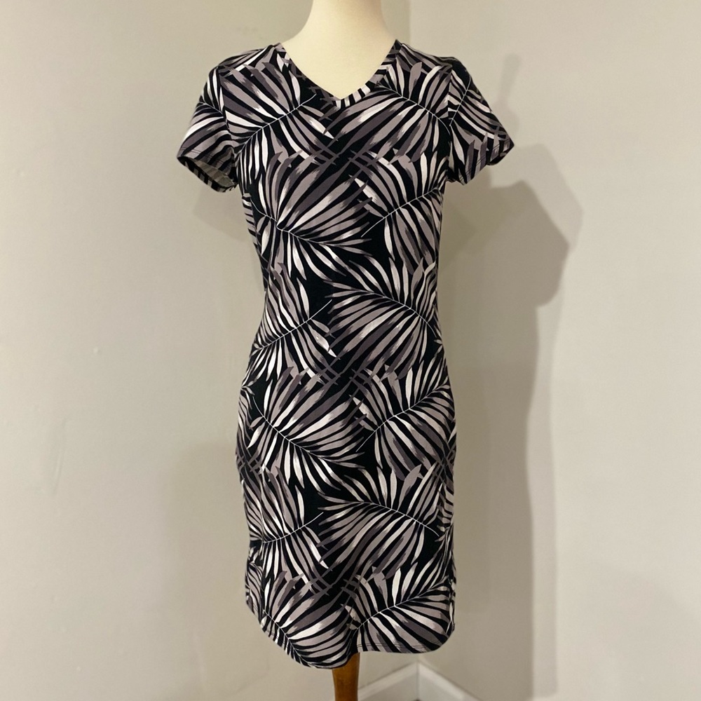 Old Navy • Black and Grey Tropical V Neck T Shirt Bodycon Dress